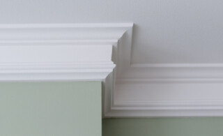 white crown molding