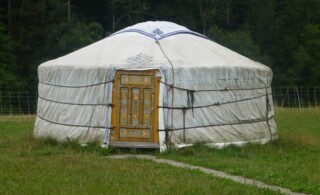 Yurt building
