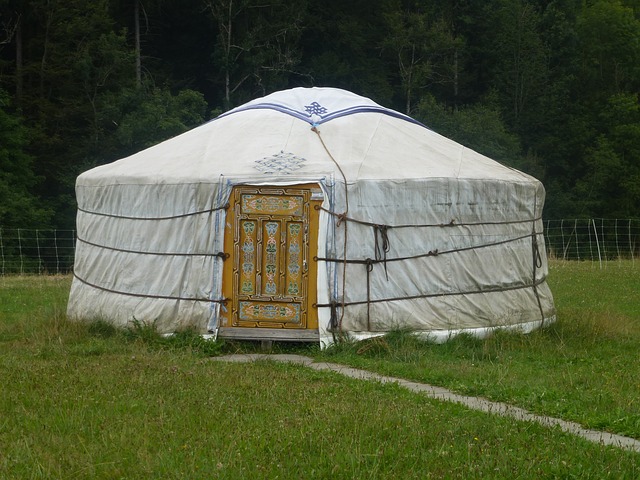 Yurt building