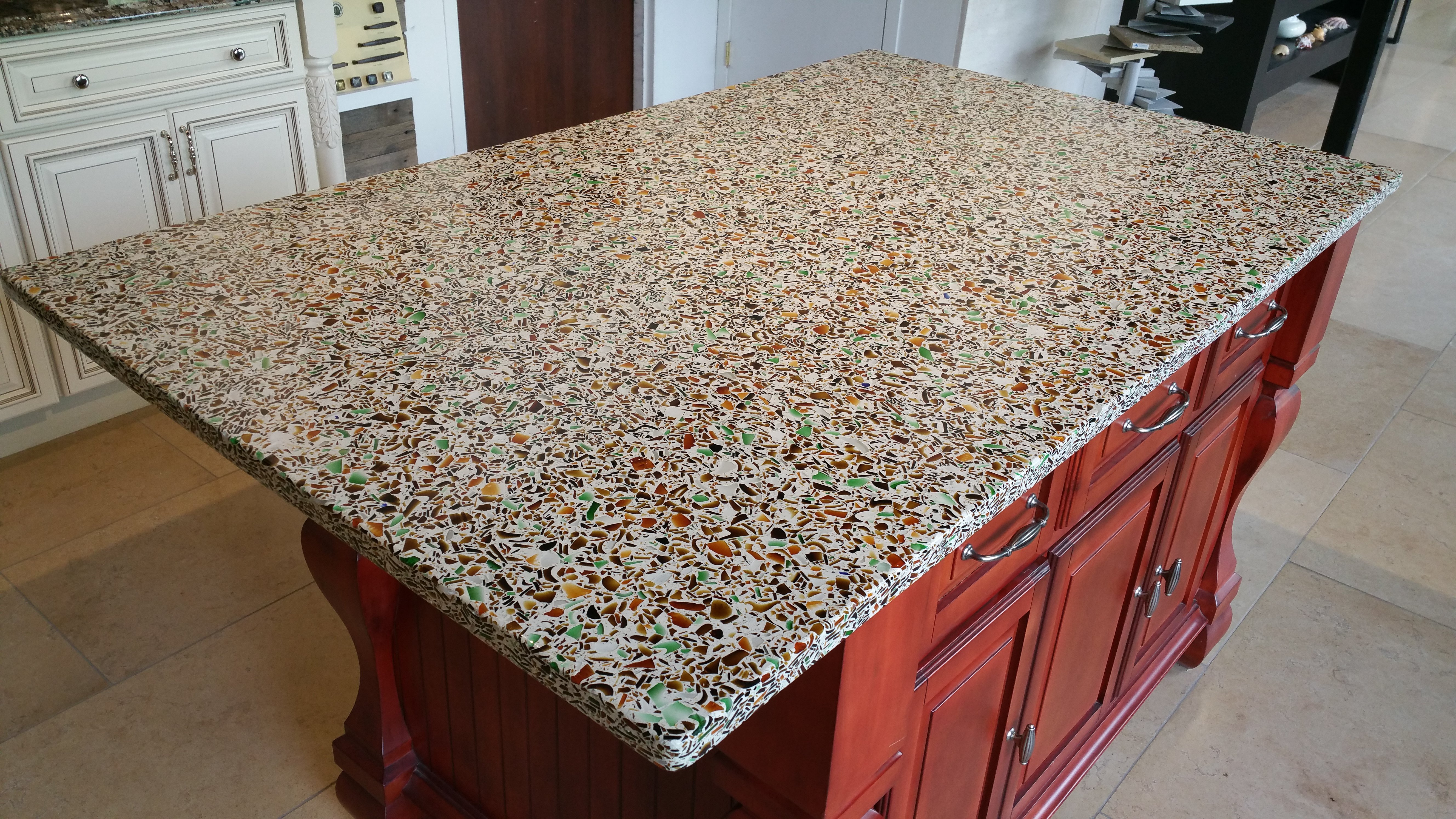 Normalt uheldigvis Våd Recycled Glass Countertops - Styles, Advantages & Ideas | HomeAdvisor