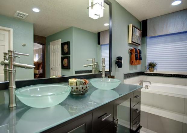 Pro Remodeling Tips For A Functional Small Bathroom Space