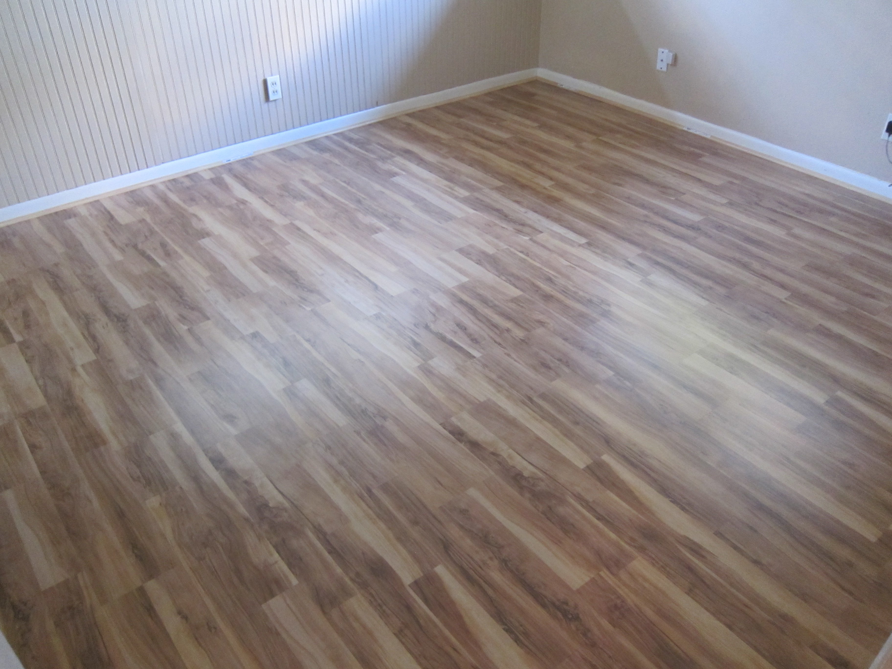 Glueless laminate flooring