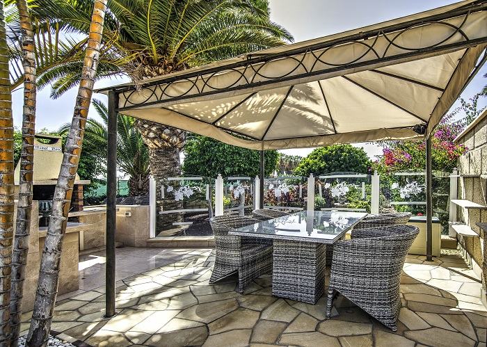 outdoor kitchen in tropical climate