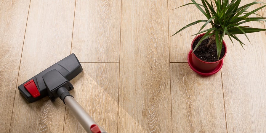 vacuum cleans laminate floor