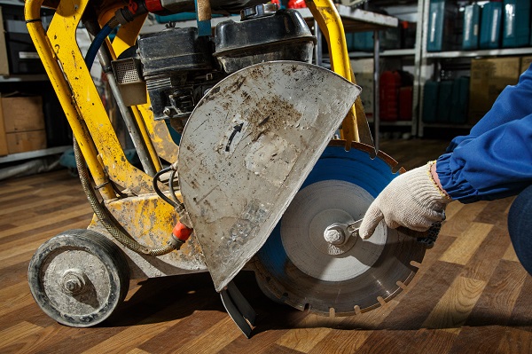 Replace a saw in a floor cutting saw in closeup