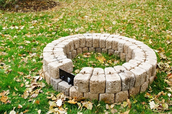 How To Build A Gas Fire Pit In 10 Steps Homeadvisor - Retaining Wall Block Calculator For Fire Pit